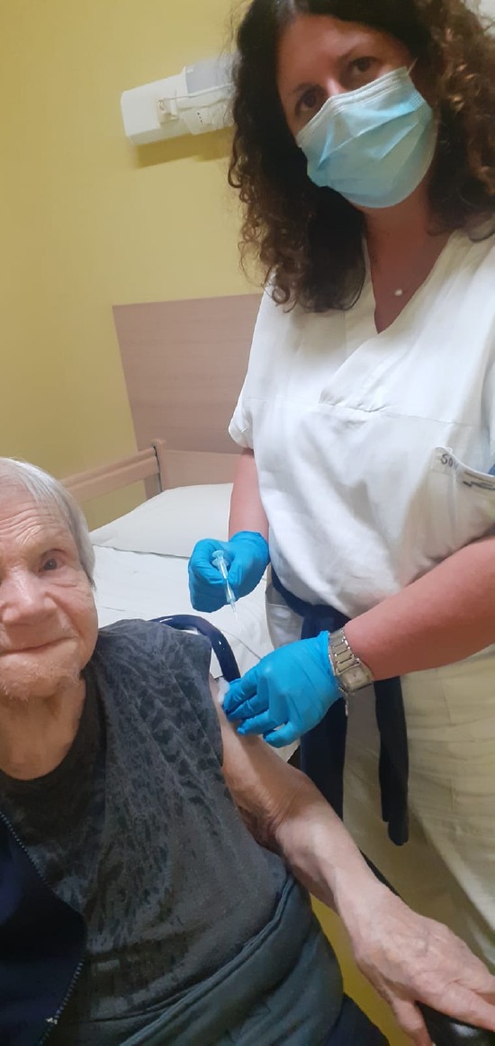 Crema News - Nonna Francesca e la terza dose