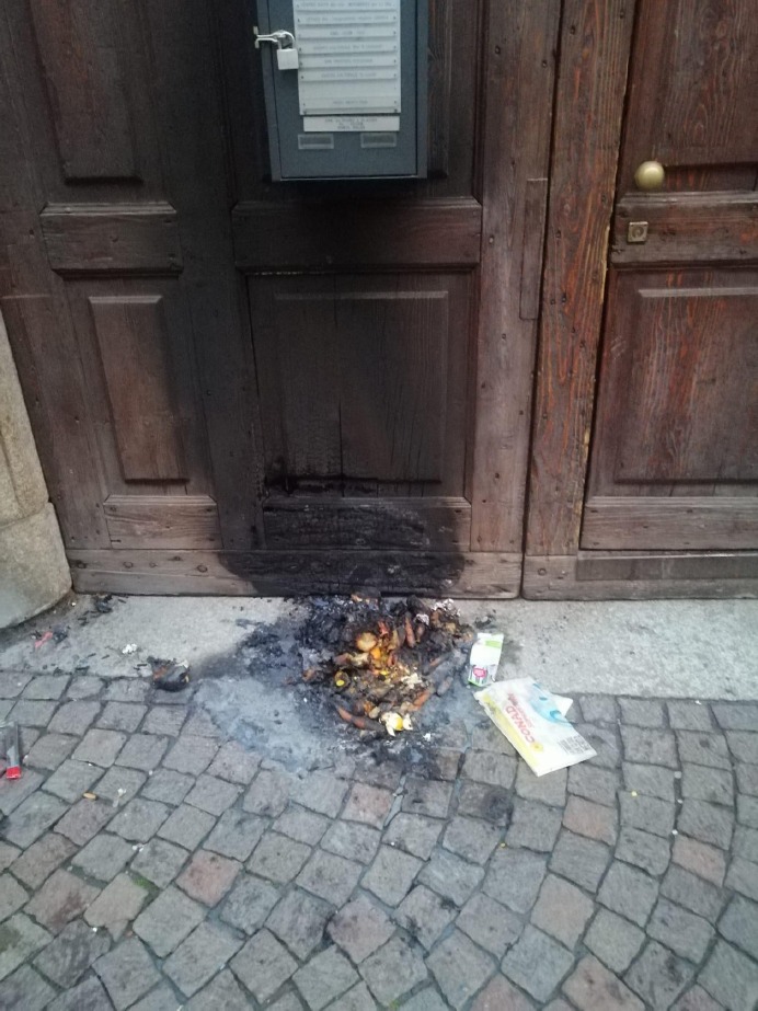 Crema News - Fuoco al portone