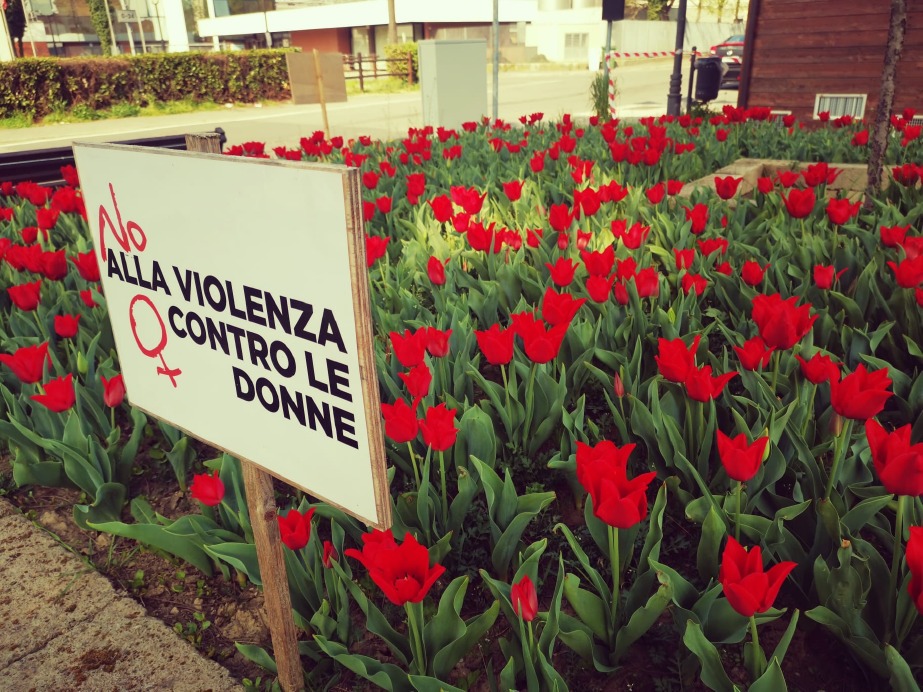 Crema News - Tulipani rossi, ricordando le donne