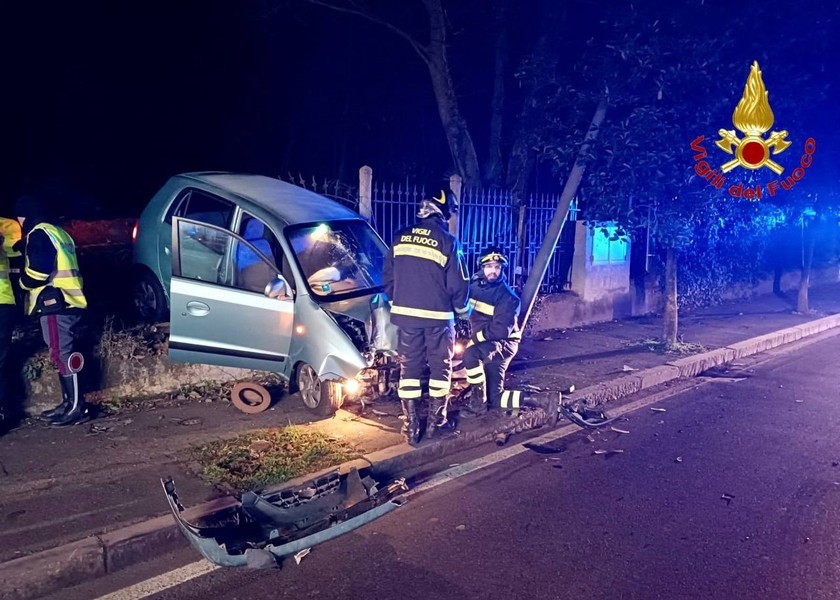 Crema News - Fuori strada e contro un palo