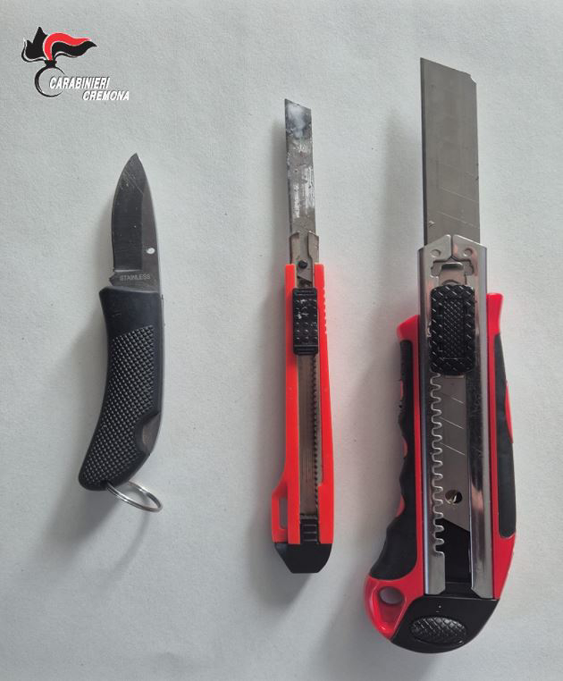 Chieve - Coltelli nel marsupio