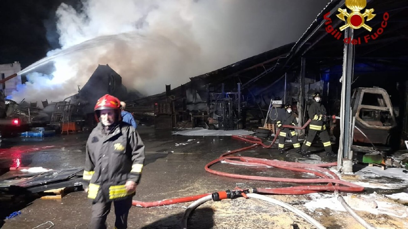 Crema - Brucia la ditta delle luminarie