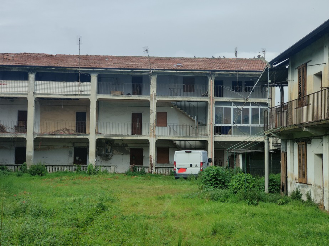 Vailate - Sfonda un cancello