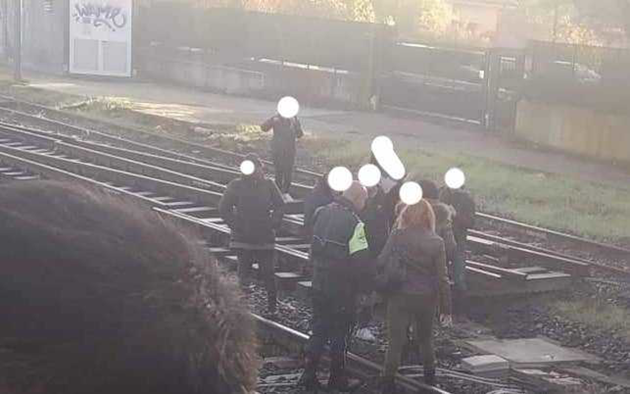 Crema News - Dal territorio - Gente sui binari ferma i treni