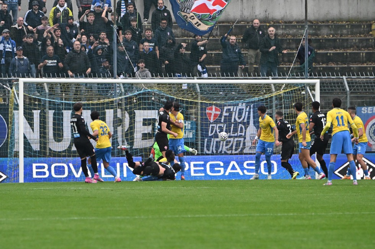 Calcio - Pergo in altalena