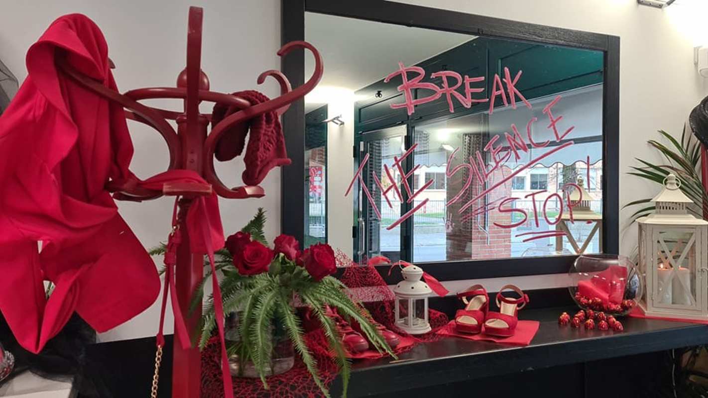 Capralba - Vetrine in rosso 