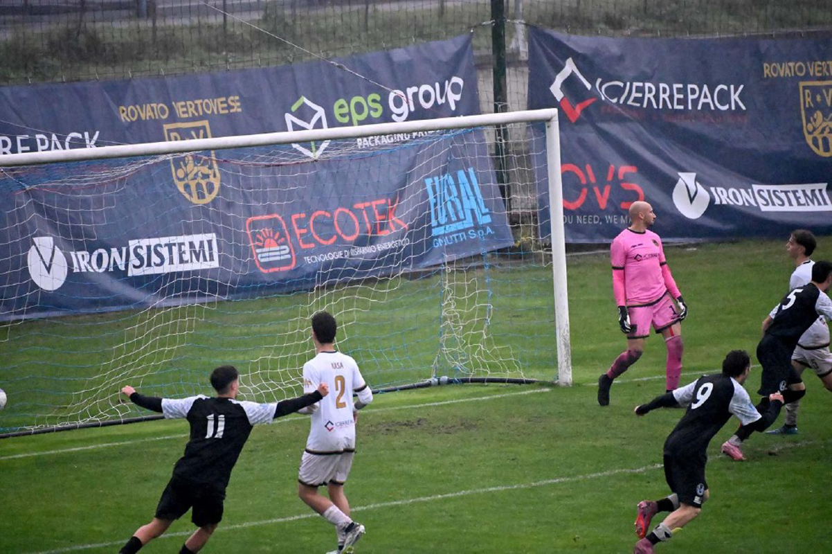 Calcio - Crema che pari