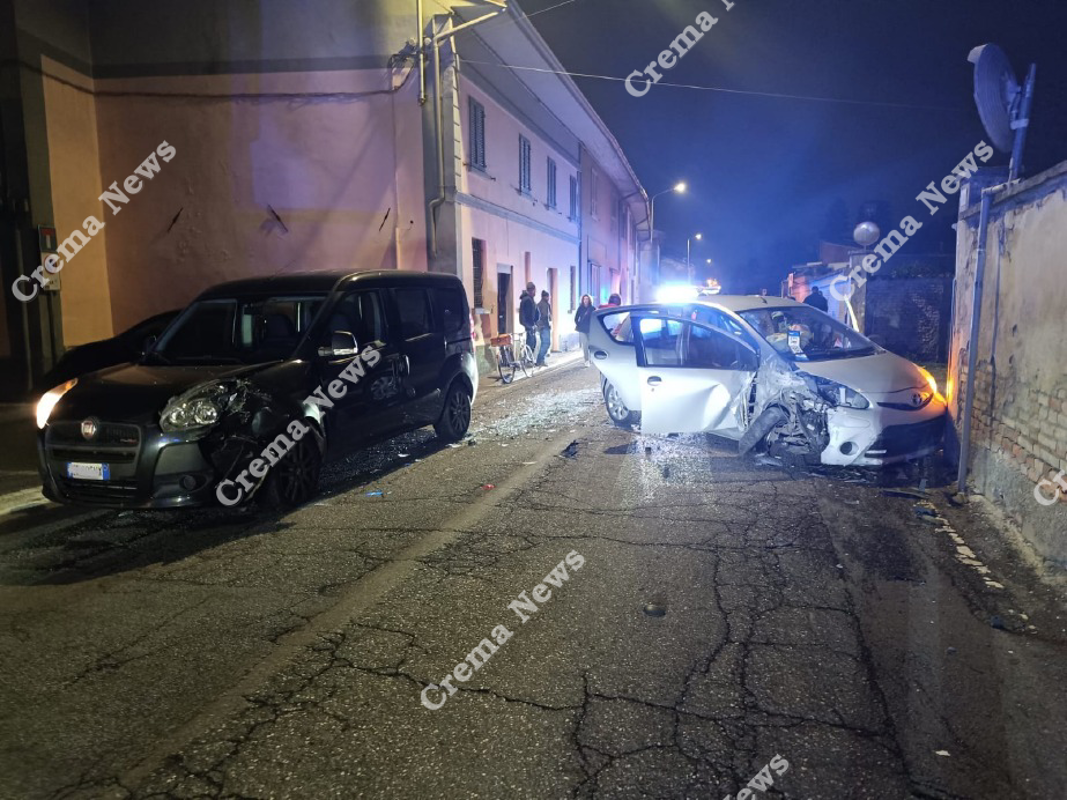 Izano - Centra un muro e un'auto