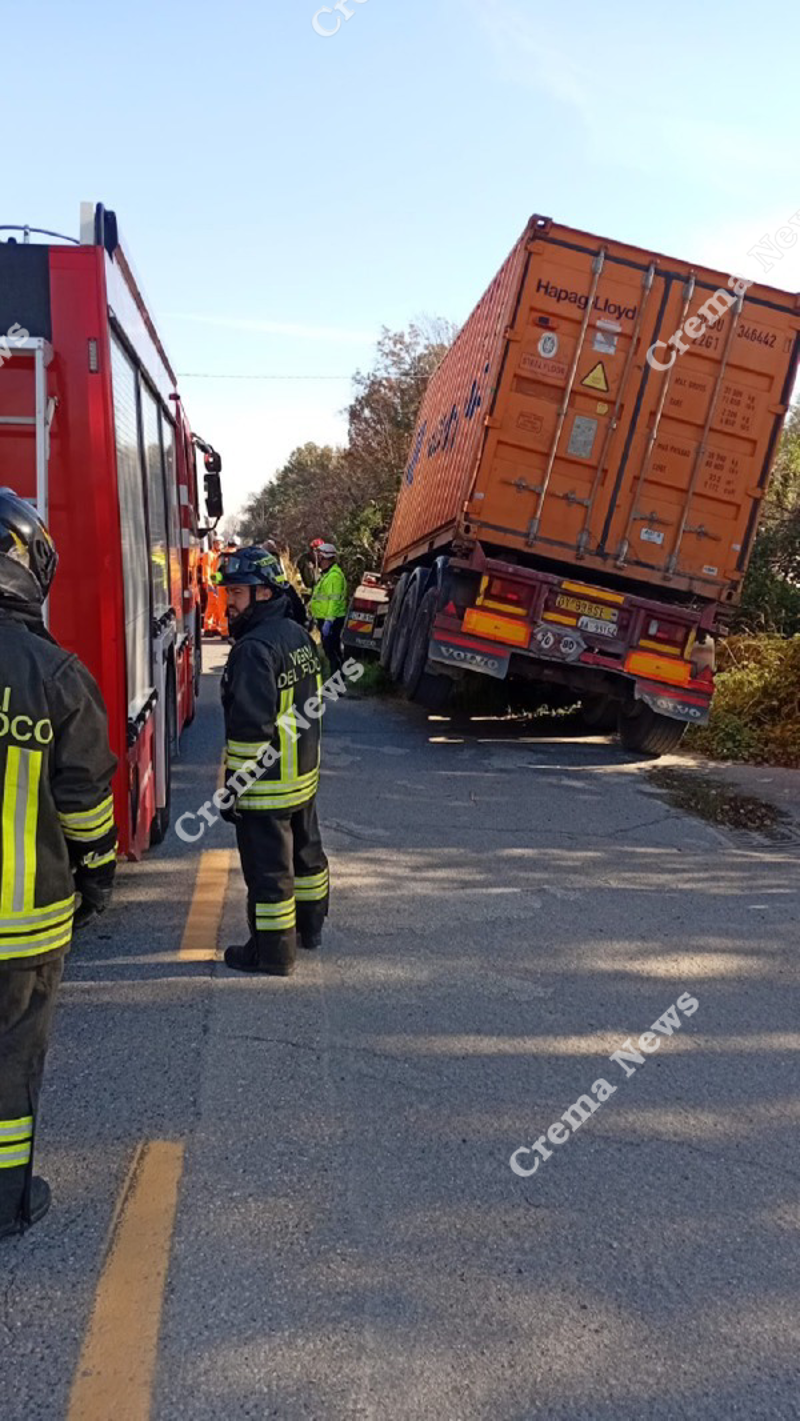 Rivolta d'Adda - Camion fuori strada