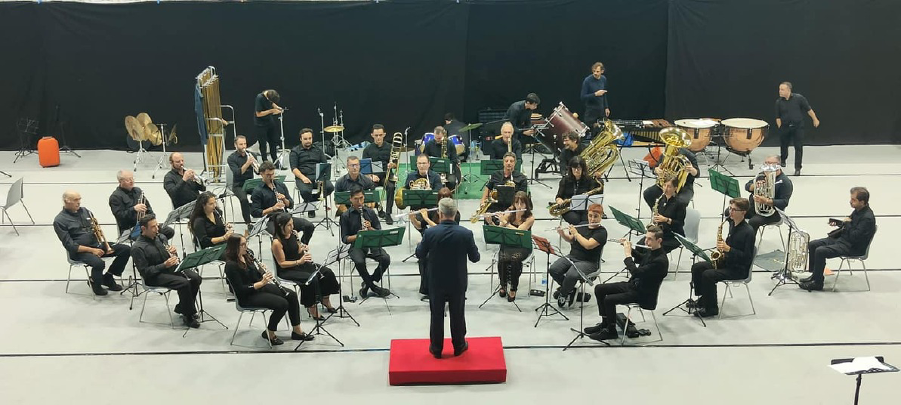 Trescore - La banda e gli alberi di Natale in materiale riciclato  