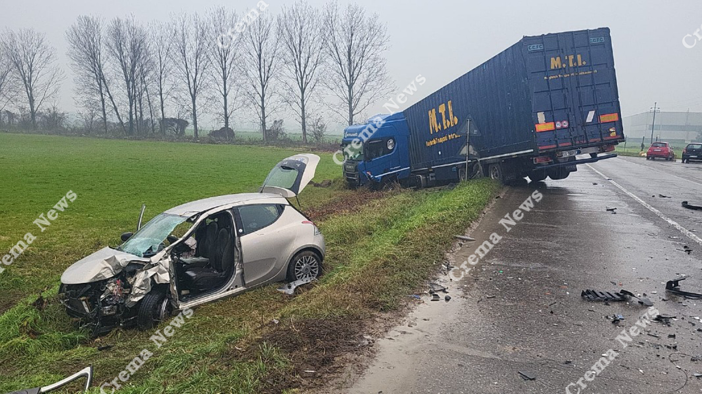 Ricengo - Scontro tra un camion e due auto