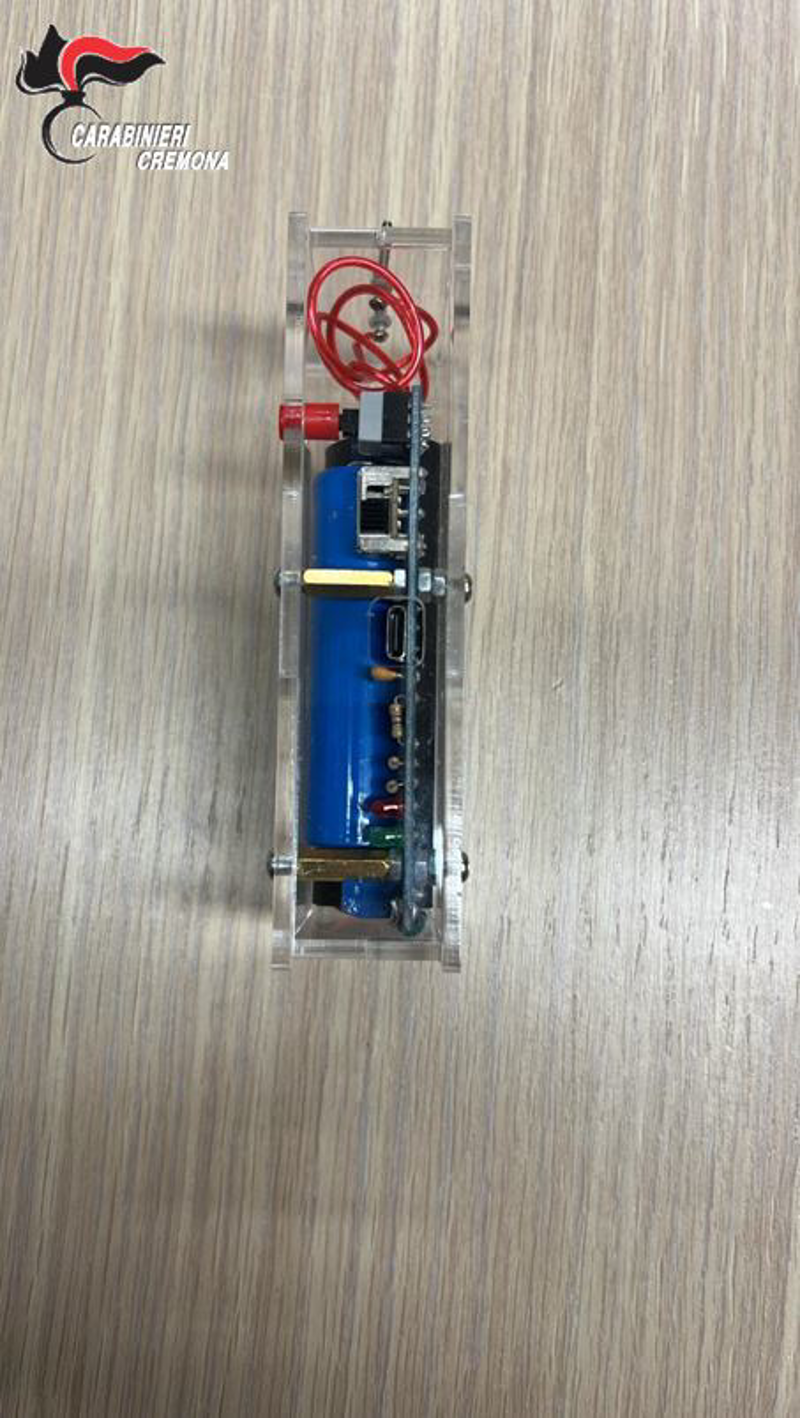 Crema - Storditore nel marsupio