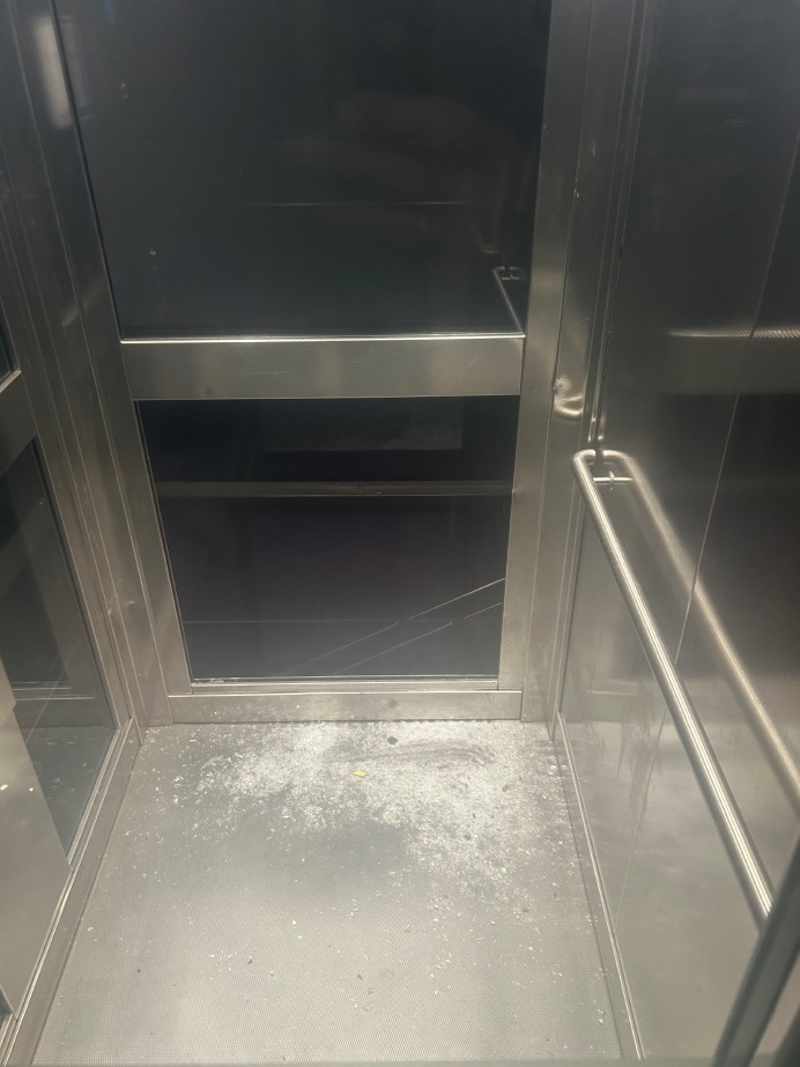 Crema - Ascensore e vandali