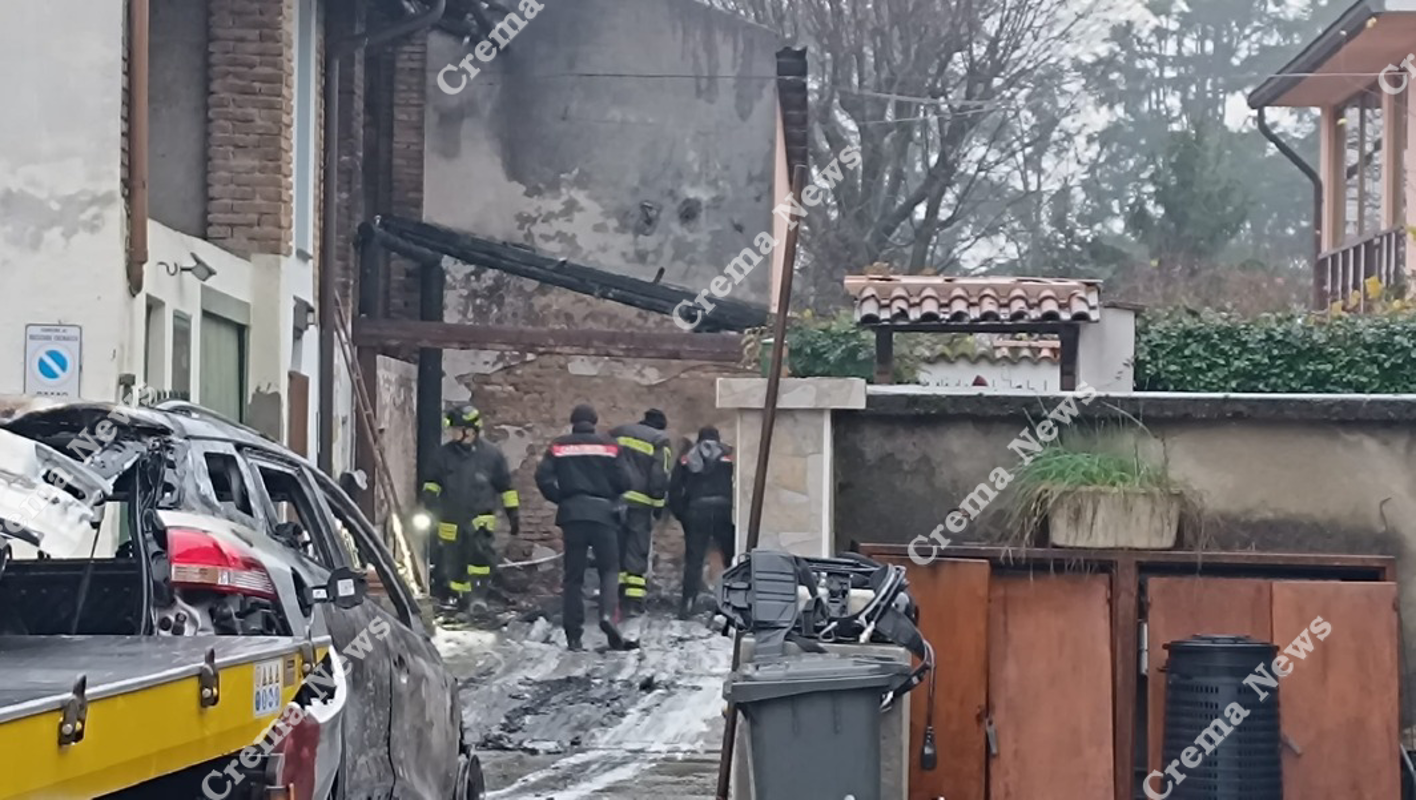 Trescore - Auto a fuoco, distrutta anche la tettoia
