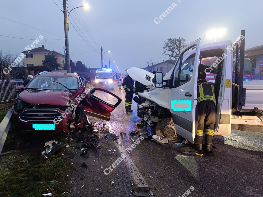 Genivolta - Scoppia una gomma, fa un frontale