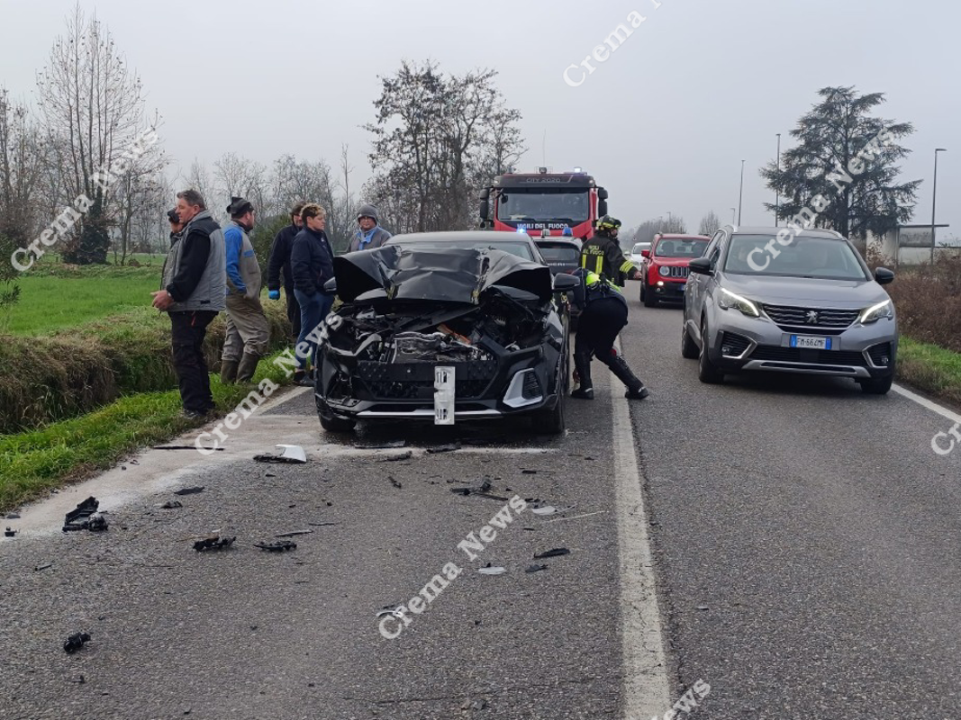 Nosadello - Auto tampona una ruspa