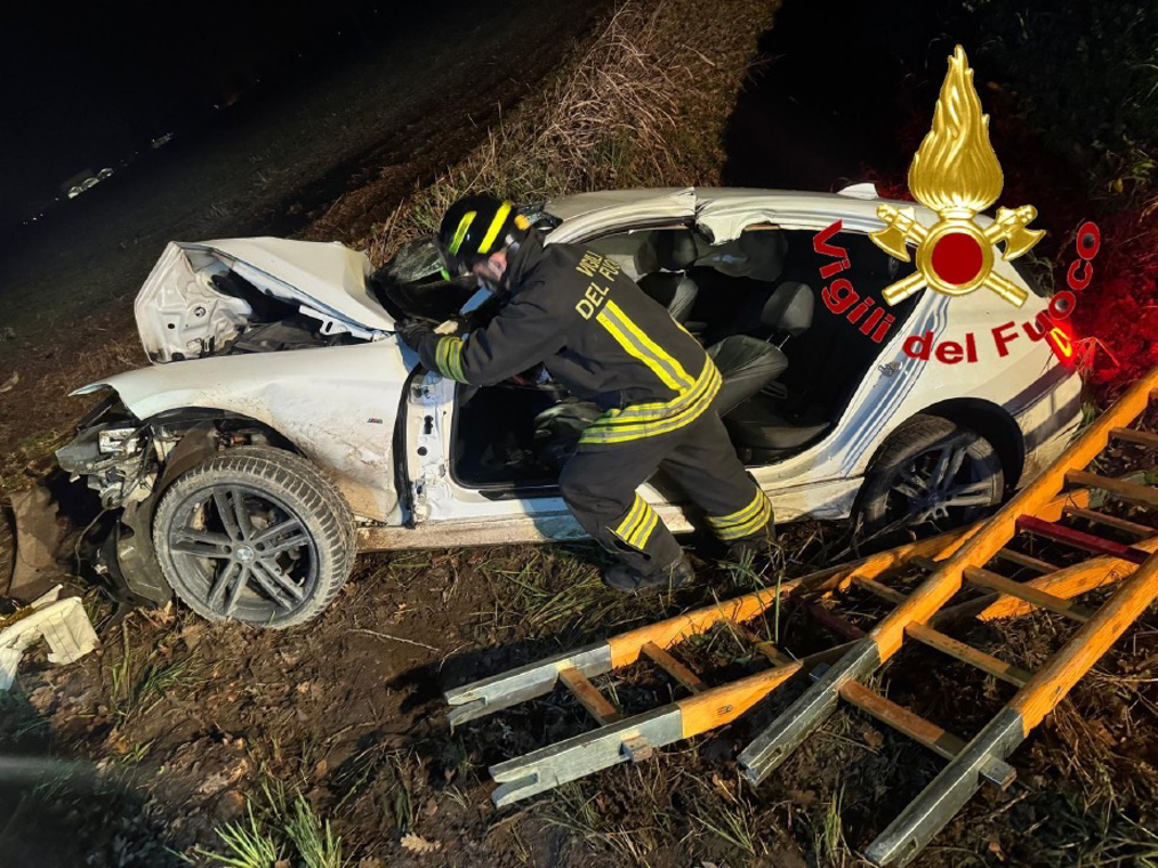 Dal territorio - Auto contro un albero