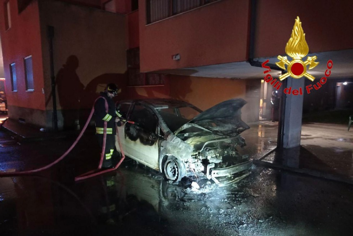 Dal territorio - Auto in fiamme, evacuata una palazzina
