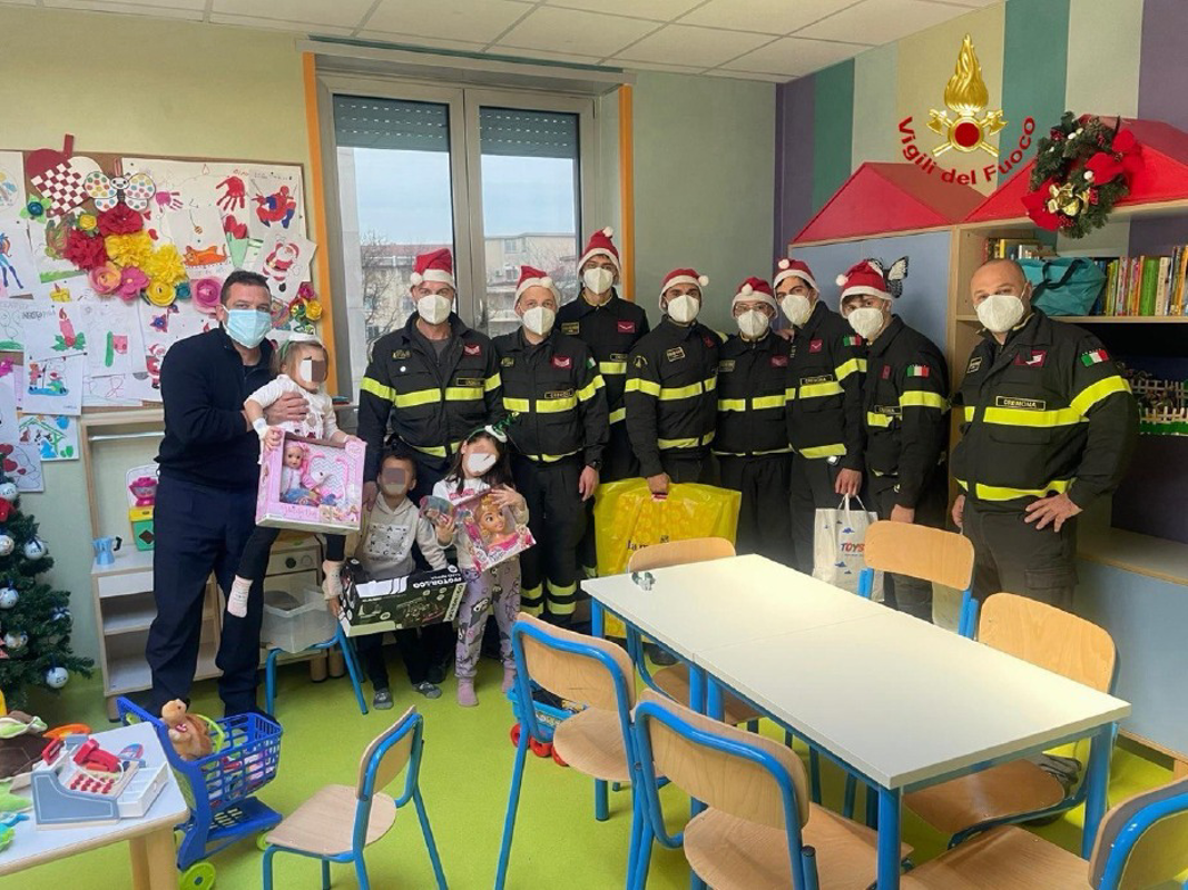 Crema - Pompieri in Pediatria
