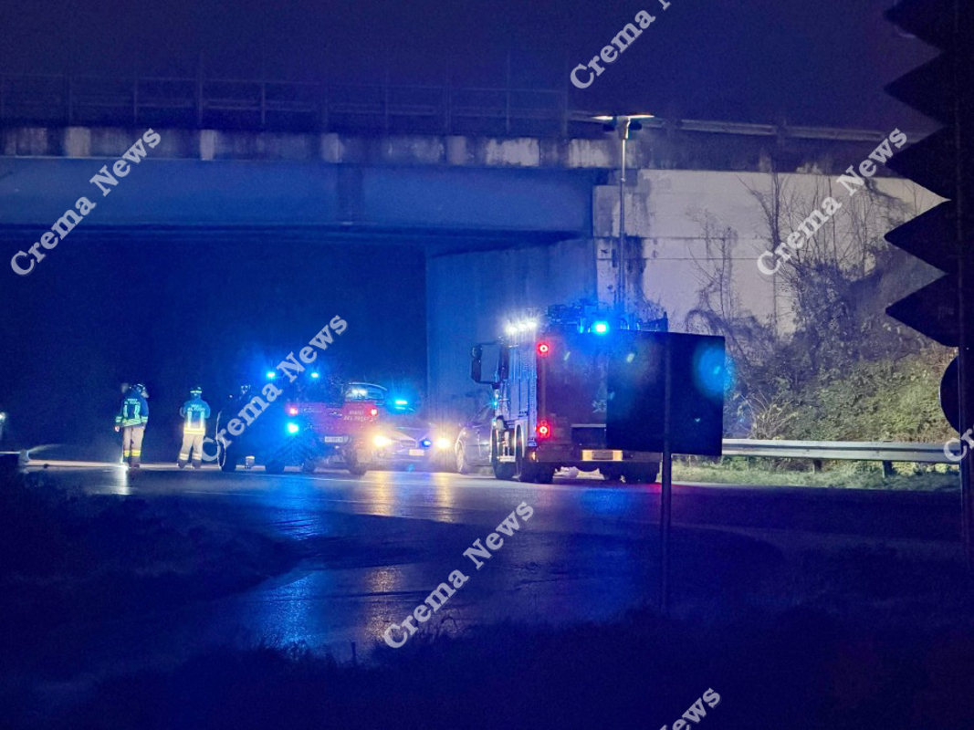 Soncino - Auto nella roggia piena d'acqua