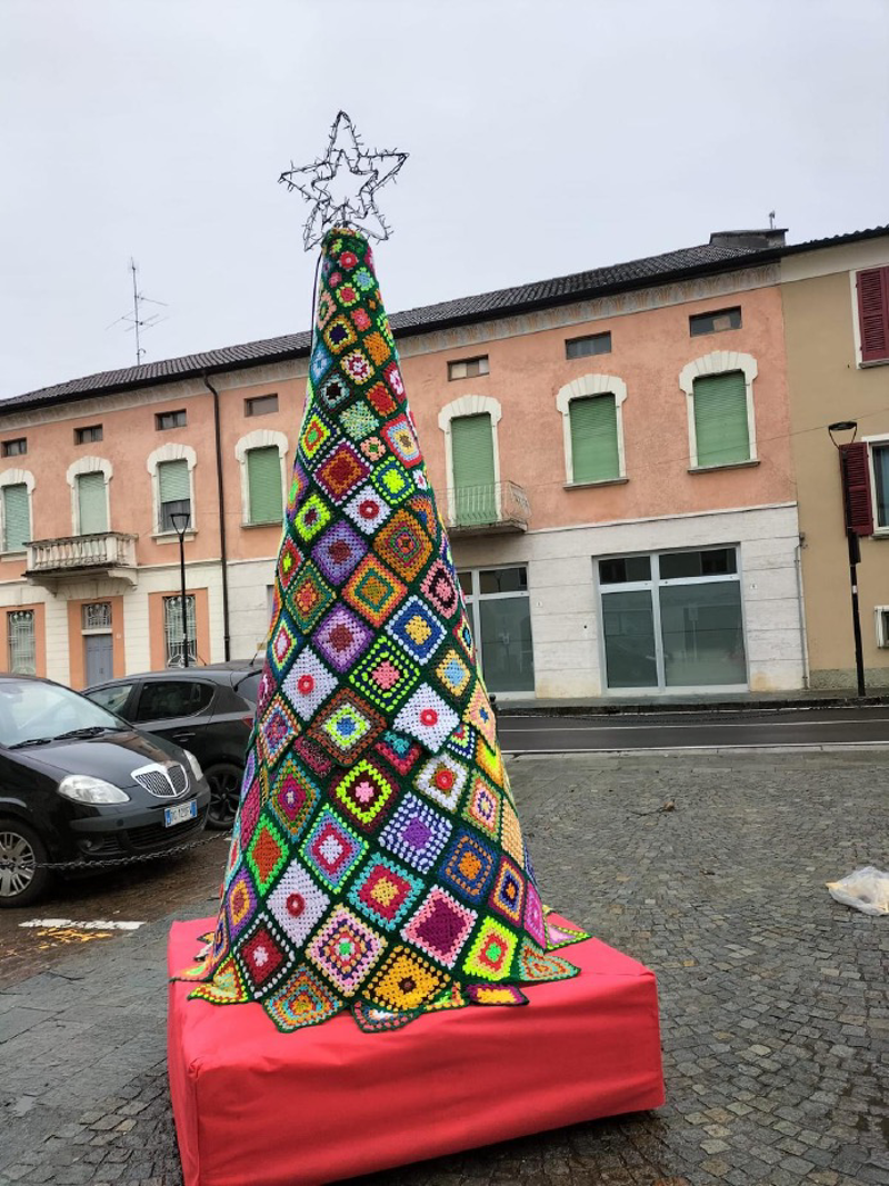 Sergnano - Albero all'uncinetto