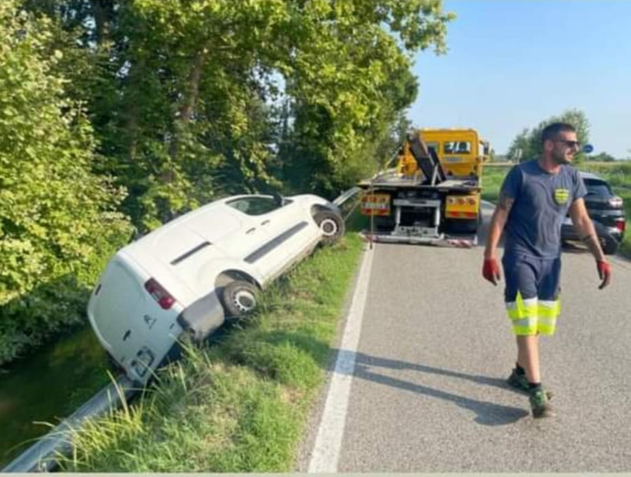 Crema News - Rivolta - Furgoncino fuori strada