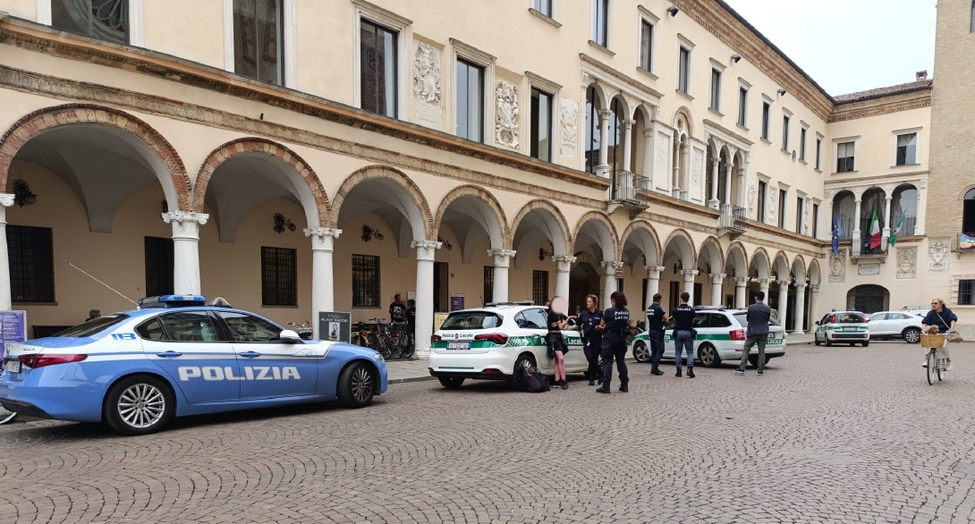 Crema News - Crema - Botte in piazza Duomo