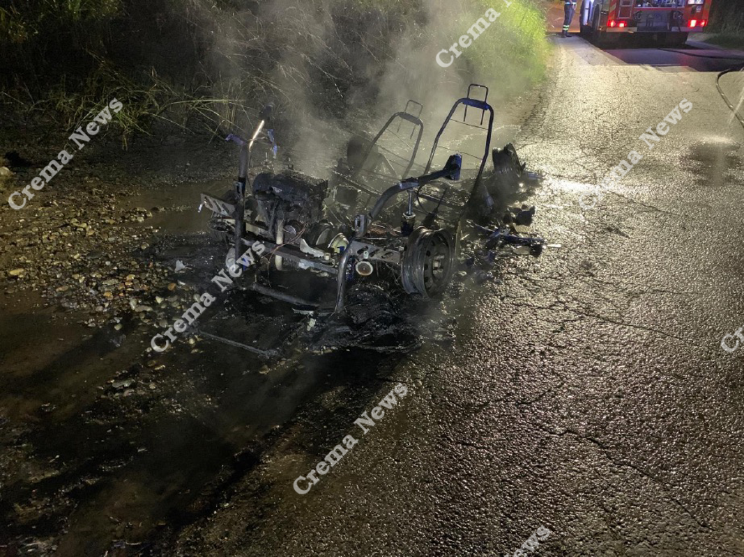 Crema News - Castelleone - Minicar distrutta dal fuoco