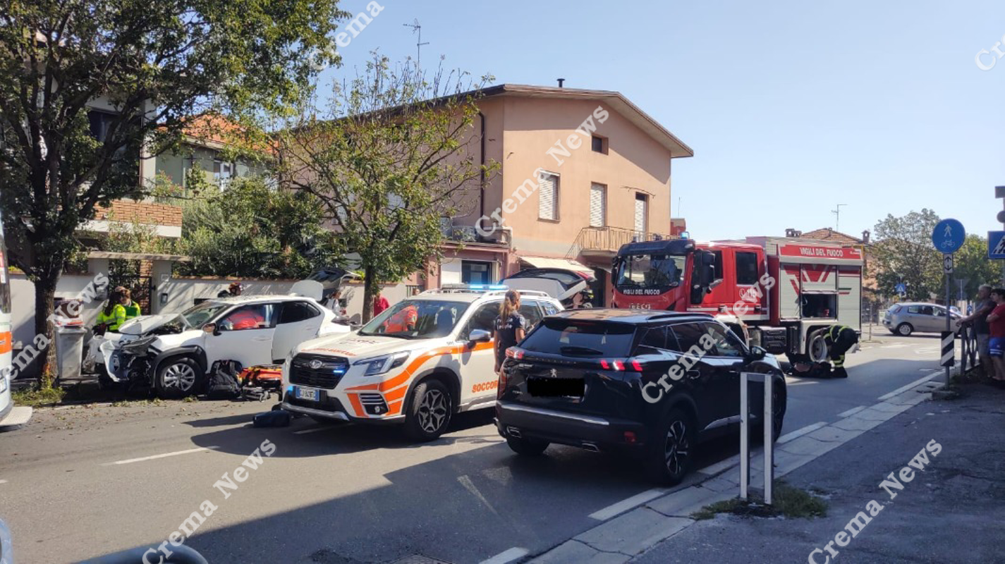 Crema News - Crema - Auto contro una pianta