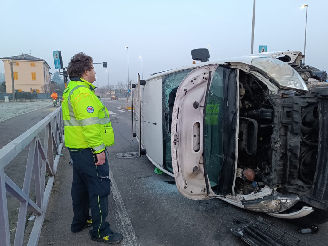 Crema - Furgone si ribalta