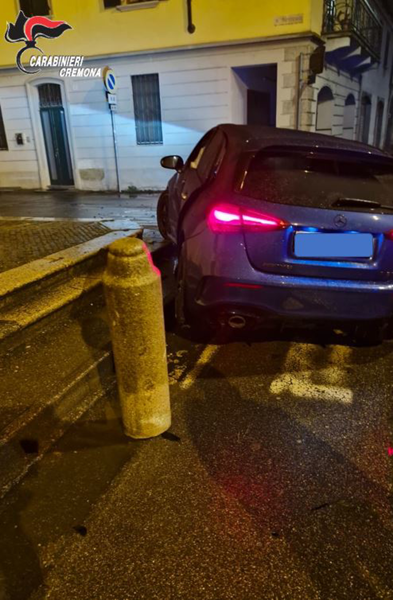 Crema - Due vanno a piedi