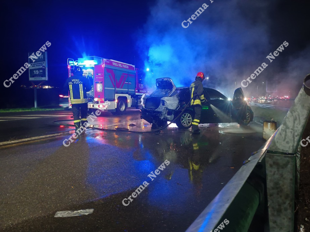 Crema - Auto a fuoco