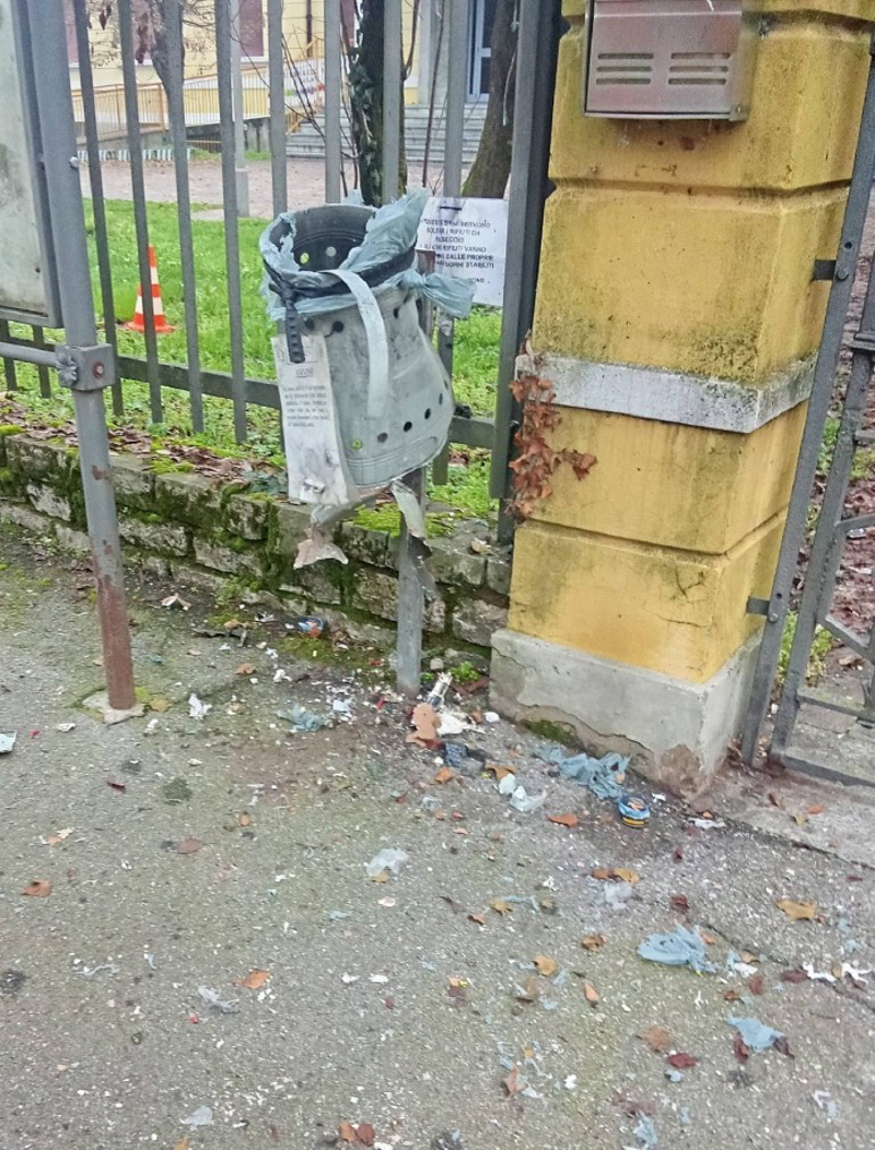 Vailate - Due cestini distrutti 