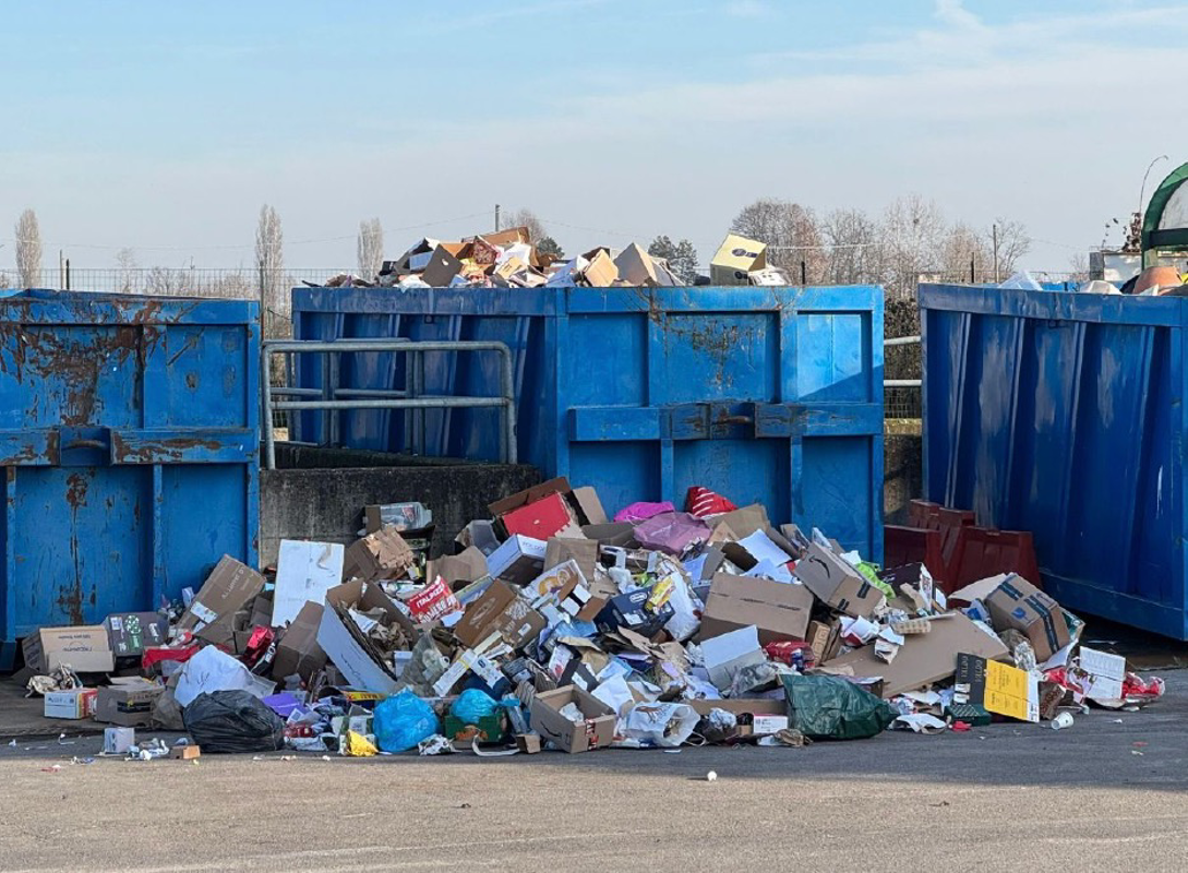 Dal territorio - E il sindaco va a raccogliere la carta