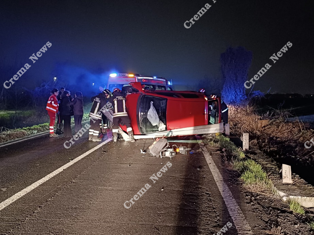 Sergnano - Guardrail si infila nell'auto