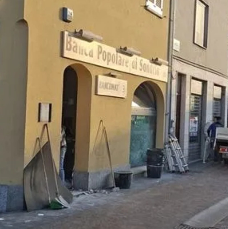 Mozzanica - Sventrato un bancomat