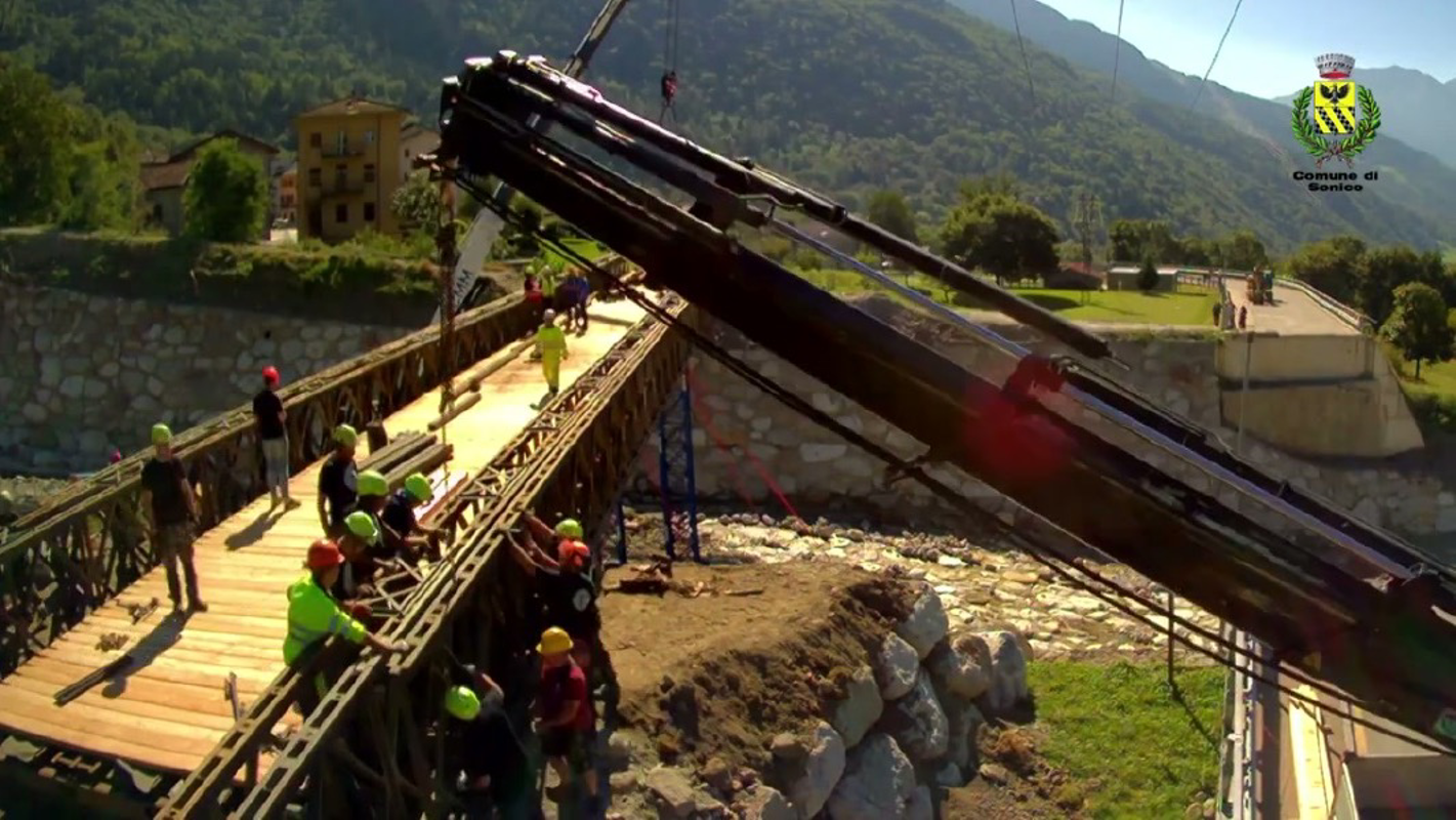 Crema - Consiglio comunale aperto sul ponte di via Cadorna 