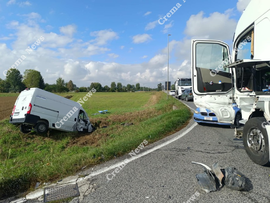 Credera. - Furgone fuori strada