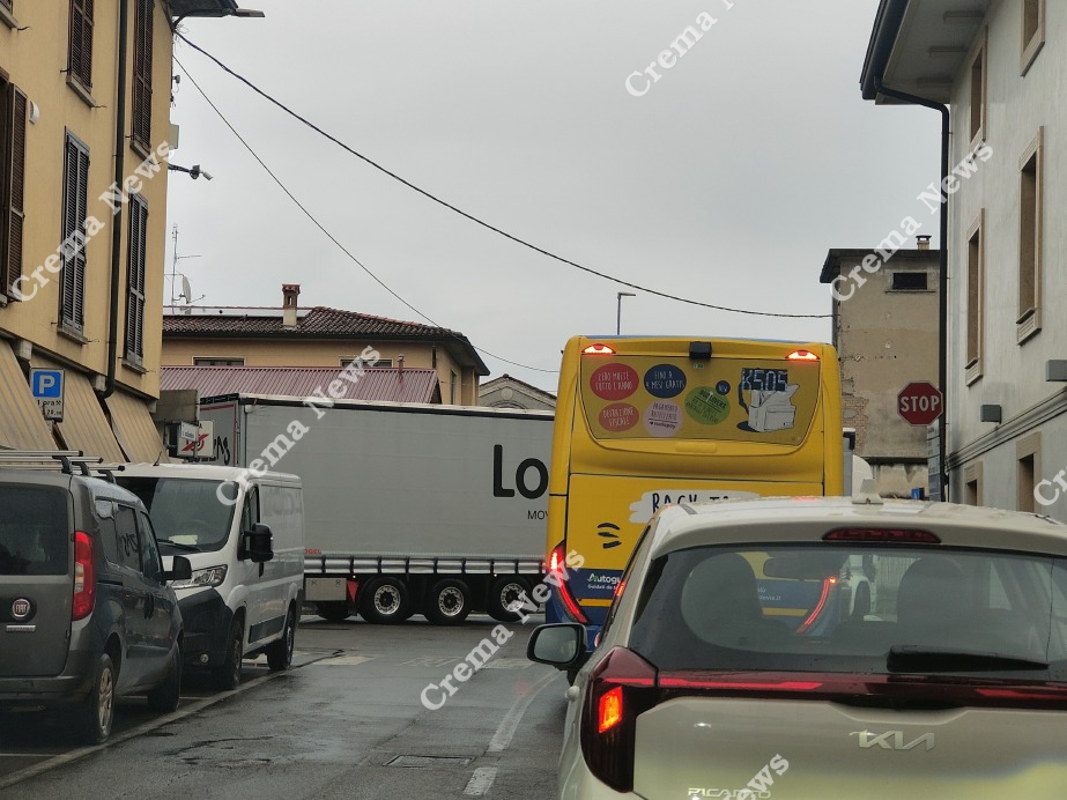 Vailate - Tir intasa l'incrocio: traffico in tilt