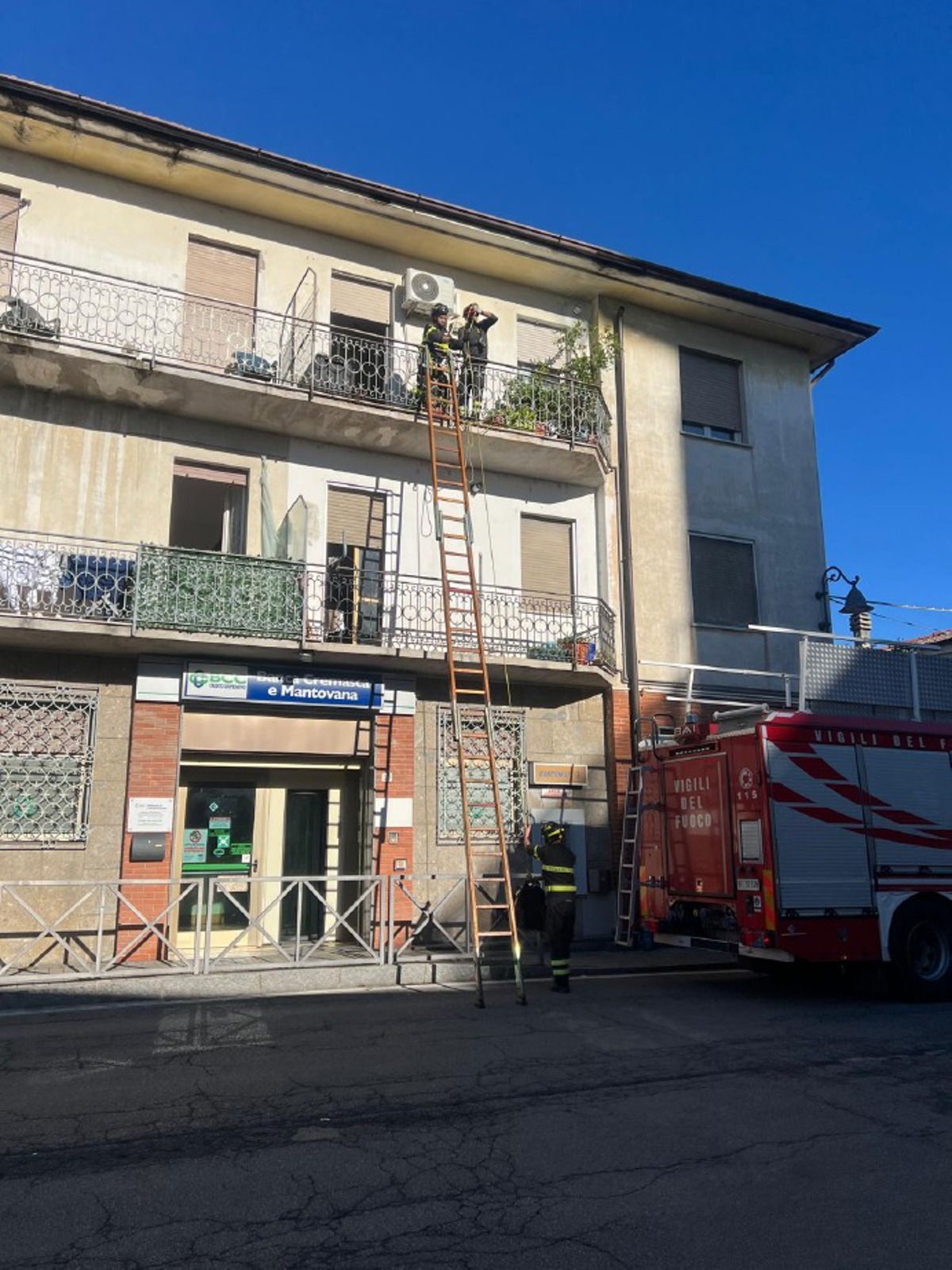 Casale Cremasco - Perde le chiavi, arrivano i pompieri