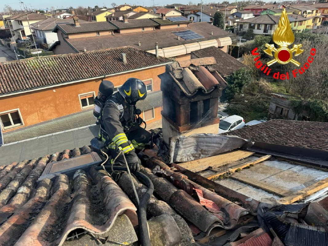 Chieve - Fumo dal tetto, arrivano i pompieri