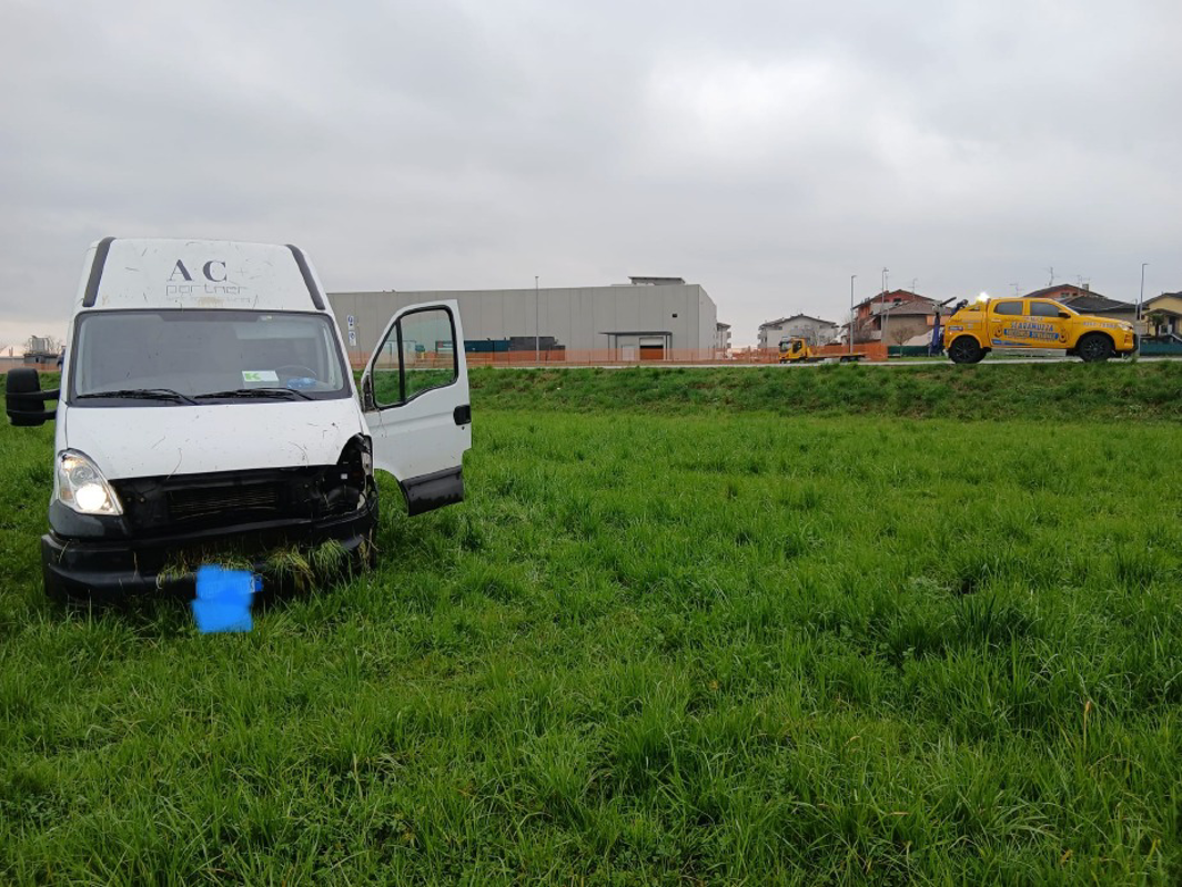 Rivolta - Furgoncino fuori strada 