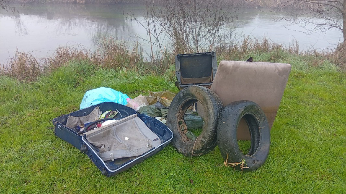 Palazzo Pignano -Rifiuti nel Tormo 