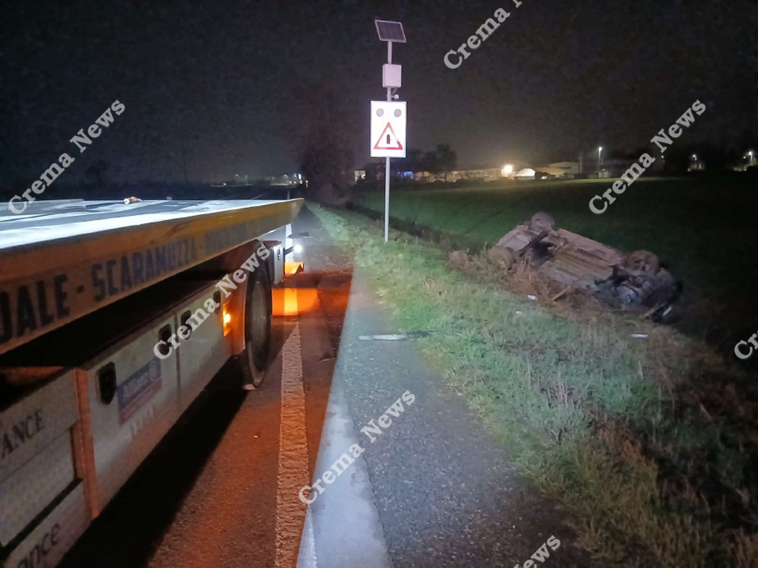 Castelleone - Auto fuori strada per una nutria