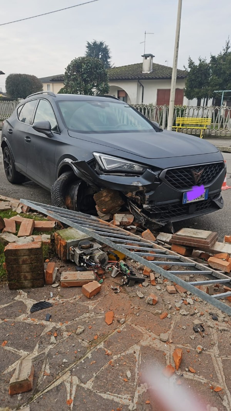 Camisano - Auto contro muretto