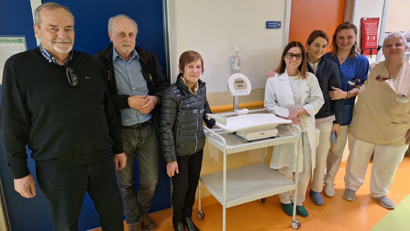 Crema - Carrello pesa bimbi per Pediatria