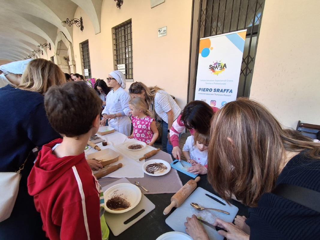 Crema - Lezione di tortelli in piazza Duomo