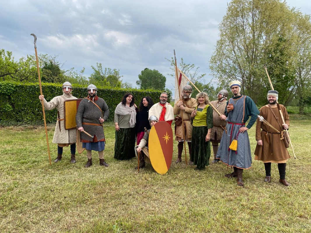 Farinate - In tanti fanno un salto nel Medioevo