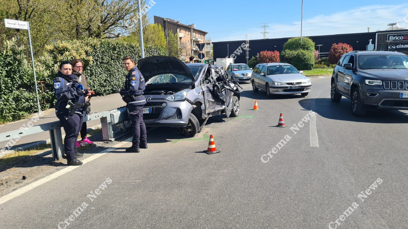 Crema - Auto schiacciata da Tir