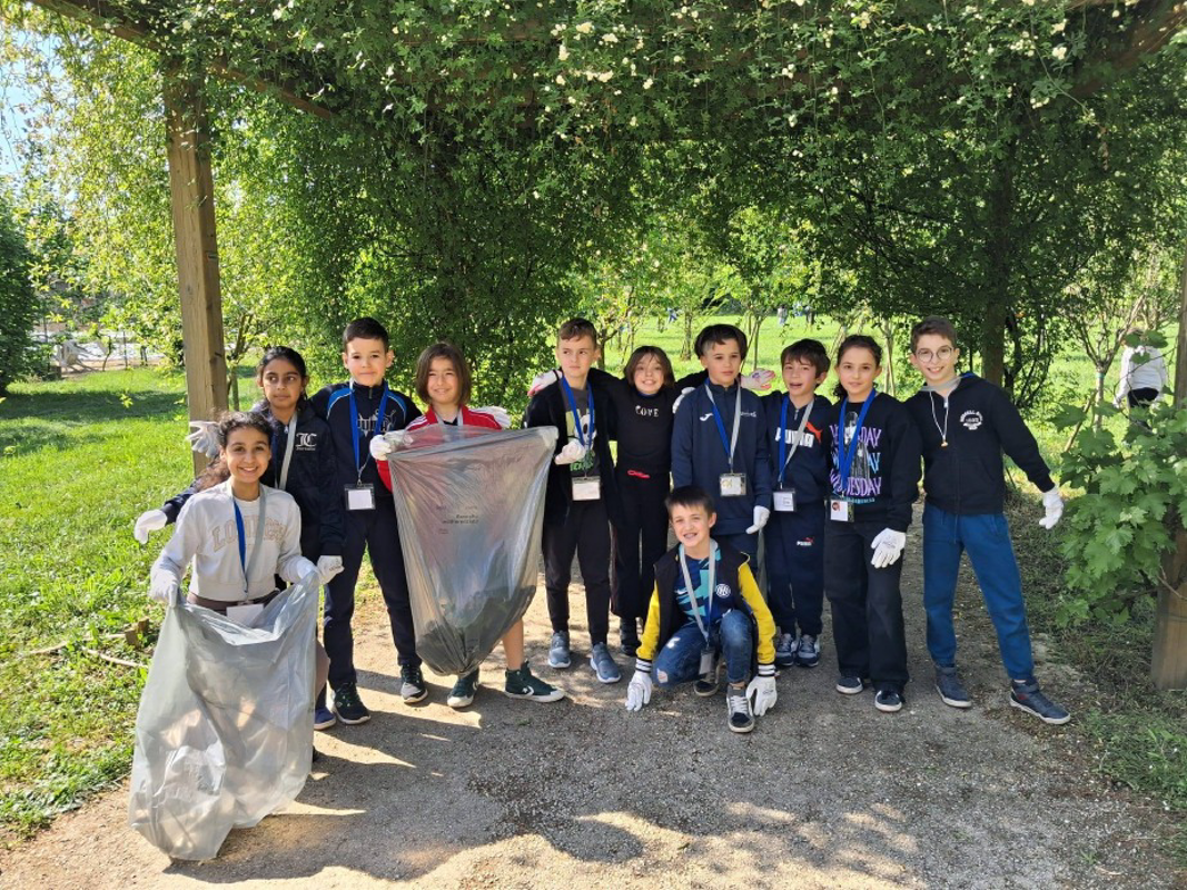 Crema - Alunni spazzini ripuliscono il quartiere